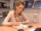 Dr. Katja Keßler beim Signieren